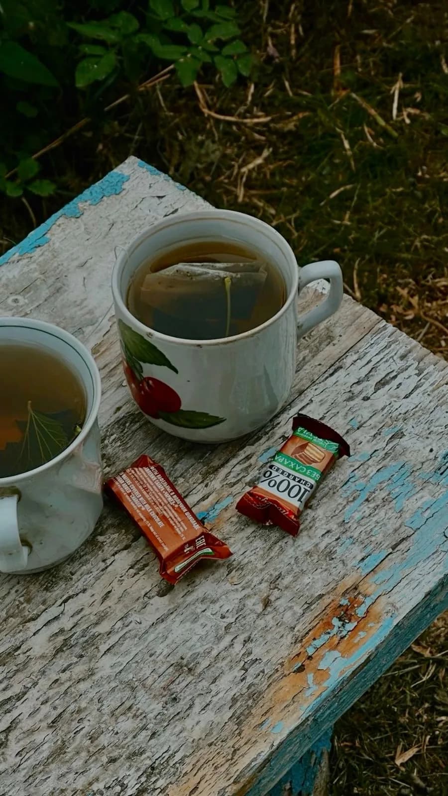 Чашка чая на деревянном столе